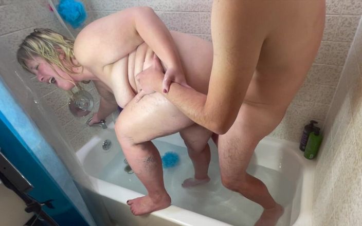 Alice and Mad Hatter: Stiefzoon betrapt stiefmoeder in de badkuip terwijl ze zijn pik...