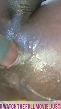 Onbevreesde bubbelkontblast met een siliconen lul