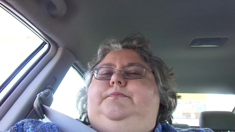 BBW nurse Vicki adventures with friends: Enfermera Vicki gorda fumando en el coche