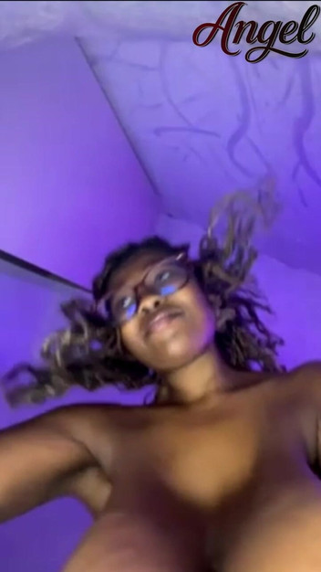 Angel Big B: Czy moje piersi są dla ciebie idealne, kochanie?