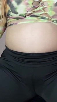 Latina MILF macocha Soraya Culona robi seksowny striptiz dla młodego pasierba. Filmy porno, prawdziwe domowe