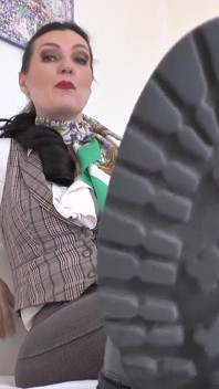 Lamer mis suelas de las botas limpias con tu lengua! Lady Victoria Valente