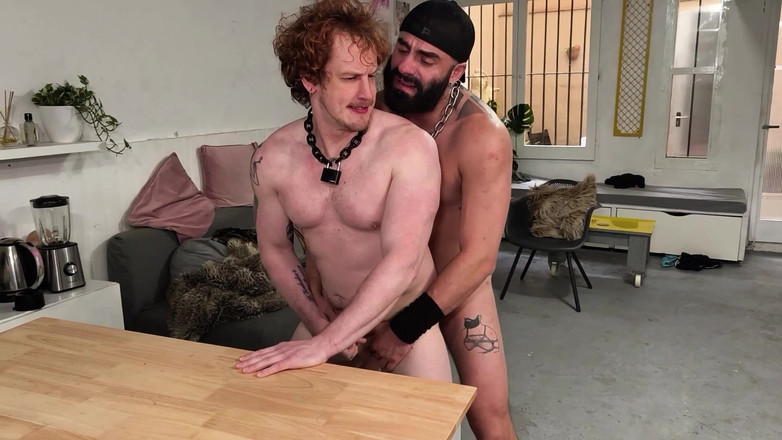 The bearded master: Svázána na Papi. Vousatý pán používá Chris Hunter