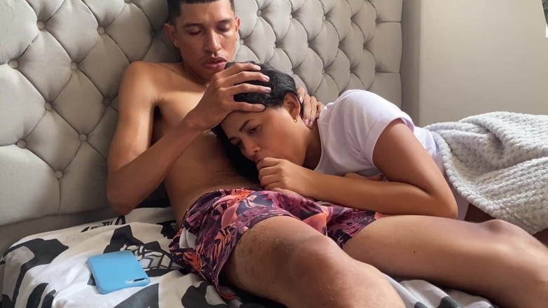 Yohamedi: 義理の妹が悲しみ、ペニスで遊び始める