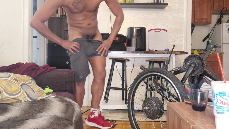 Kennie Jai: Kennie Jai robi naprawę rowerów nagich. Zobacz, jak huśta się...