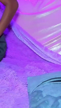 Des étudiantes sexy se faufilent dans les salles de bain pour se lécher la chatte