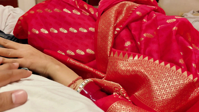 Sassysonia: Hintli yeni evli kadın duygularını kontrol edemiyor ve onu kendi...