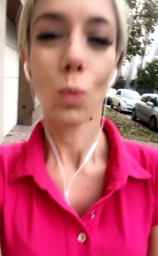 Nesty: 11월이고 폴로 셔츠를 입고 밖에 있을 수 있다는 것은 믿을 수 없는 일입니다. 날씨가 좋다. 키스 녀석들!