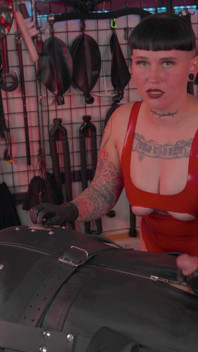 Bondage Sack Sub é soada pela Sra. Nacke
