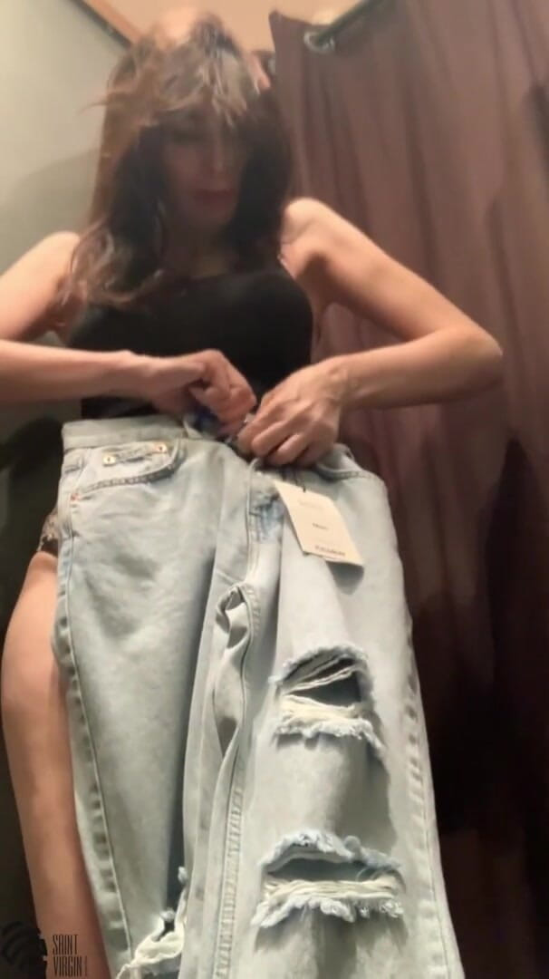 LizaVirgin: Sexy MILFka masturbuje v šatně obchodu