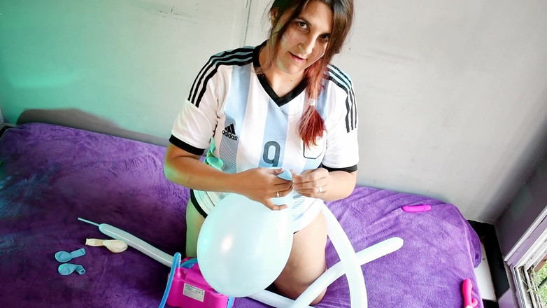 Bunny Looner: アルゼンチン・ルーナーが大きな風船に水を吹く - バニー・ルーナー