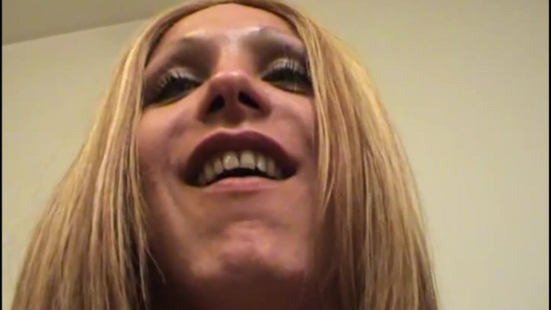 TGIRL ROOM: Threesome Con 2 Uomini per Questa Trans Dal Culo Perfetto E...