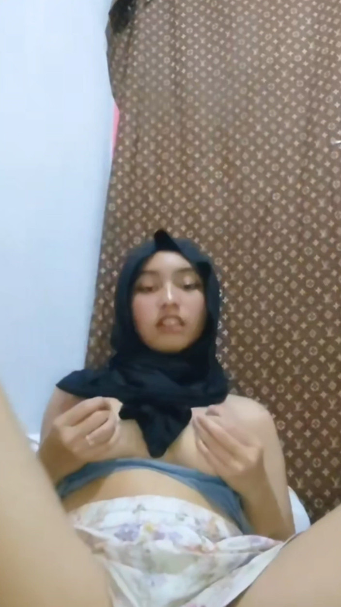 Jilbab69: Hijab negru excitat se masturbează până când pizda ei este...