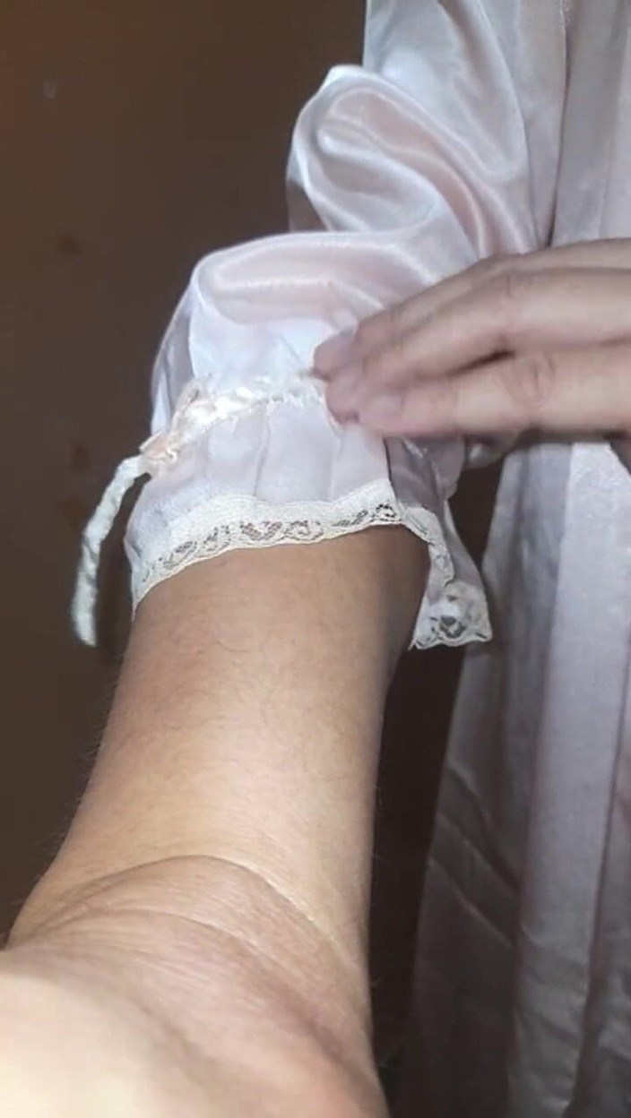 Naomisinka: 穿着缎面内衣的女人在试衣间自慰射精