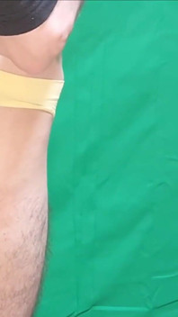 Dua cewek dengan celana dalam thong warna kuning (potongan gratis)