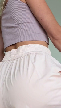 Curvă instructor de fitness degetându-și pizda grasă prin pantalonii scurți de la sală. Real Orgasm