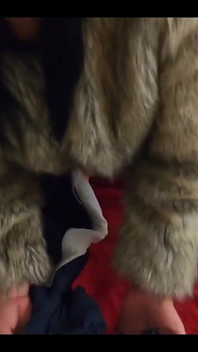 Milfycalla - elle se masturbe en portant un manteau de fourrure et des talons hauts brillants