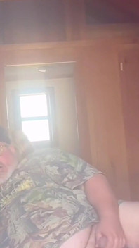 Grasă Redneck se masturbează în ușa țării Urs cabină de camping