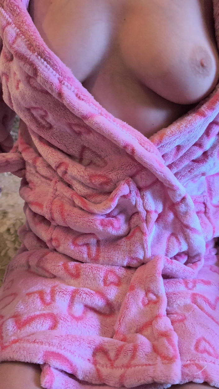 Blondasexy00: 继兄弟希望看到我长袍下有什么，并戏弄我的处女阴户和身体