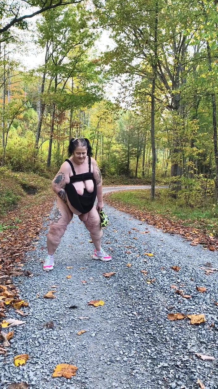 HerculesnVENUS: 在乡村公路上，这个妓女喷出大量精液