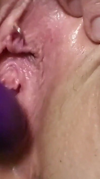 Făcându-mi pizda cu piercing să ejaculeze cu Viberater-ul meu