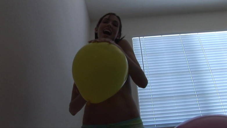 Solo Austria: Sophie brinca com balão amarelo