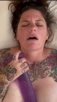 Carrie Capri com consolo se fode e goza duro!!