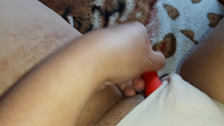 Lesbian-candys: Tôi trêu chọc âm vật của mình bằng máy rung cho đến...