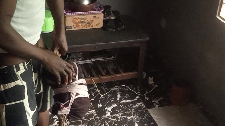 Moviesporn1: 这个兄弟硬射在没有邀请的女人