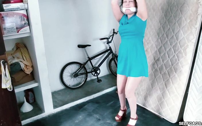 Selfgags Latina Bondage: Party flicka sträckt upp på vinden