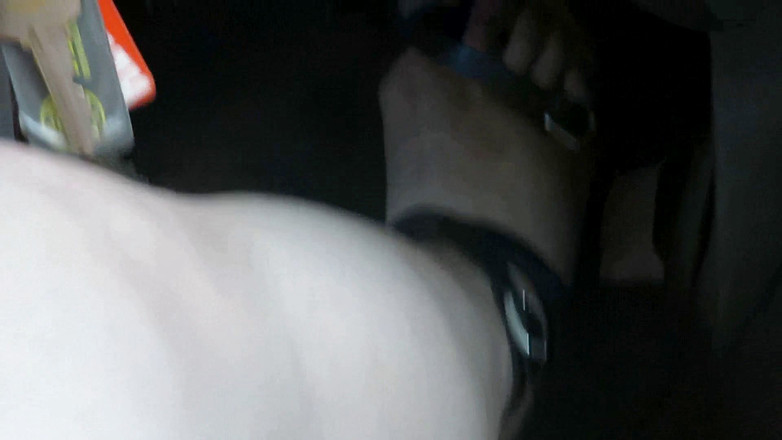 BBW nurse Vicki adventures with friends: 가스를 밀고 페달을 끊는 동안 샌들을 밟은 발을 클로즈업!