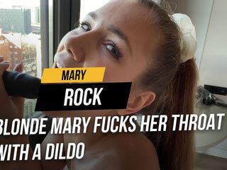 Mary Rock: Блондинка Mary трахает свою глотку дилдо, затем трахает ее