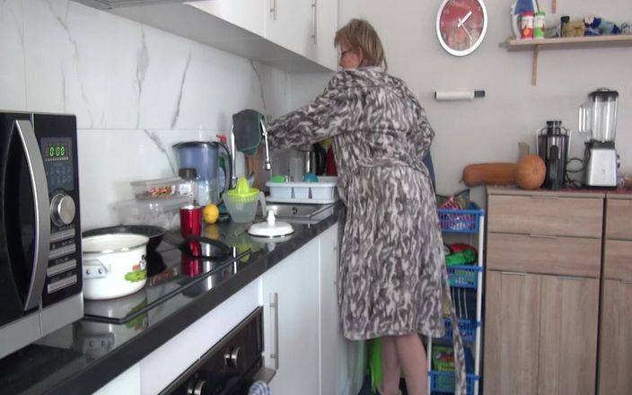 Abby Roberts: Neuvěřitelná sexy babička 63 v kuchyni