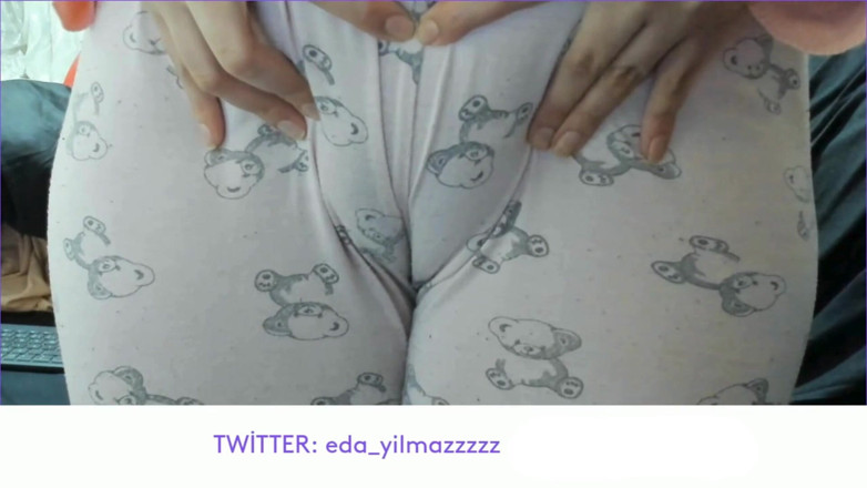 bigass_sexy_bigboobs: Cameltoe - chatte gonflée - caresse de la chatte avec un pyjama