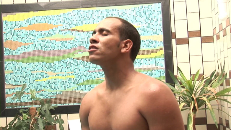 Male Dream: Dilf latin se branle dans la piscine