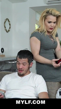 MILF Freak an der leine