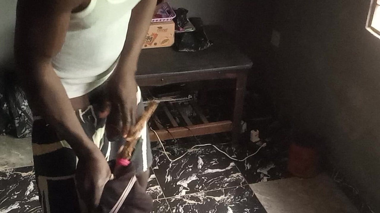 Moviesporn1: Questo fratello viene duro a sborrare senza una donna che...