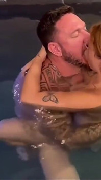 Meu vizinho mais velho não resistiu e veio me foder na piscina