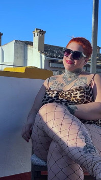Sevimli orta yaşlı seksi kadın yeni cinsel deneyimler için istekli