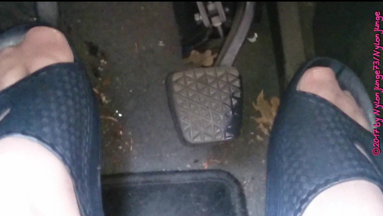 Carmen_Nylonjunge: 脚踏在拖鞋与尼龙脚