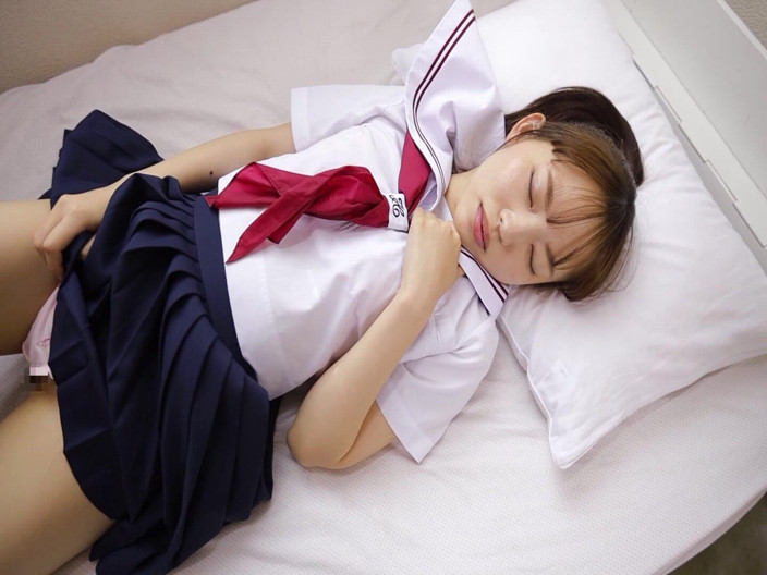 CherryBONBON: 裙子挑逗。安静的女孩暴露她不可抗拒的一面！