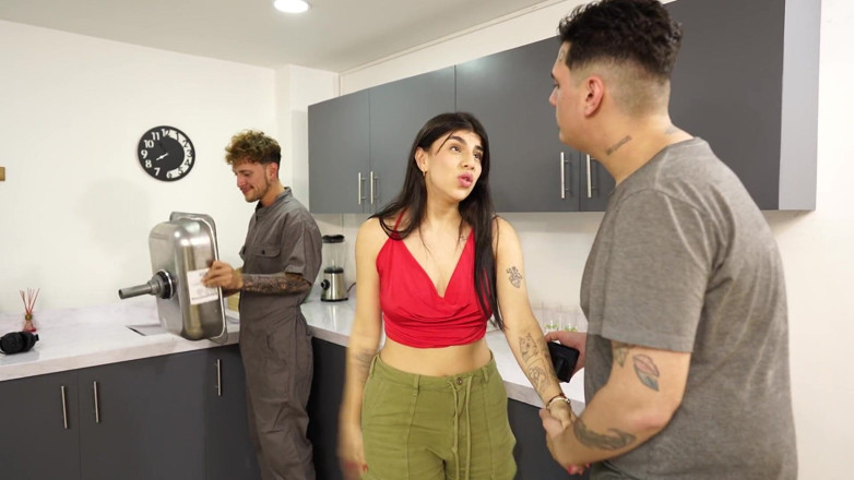 Knock Knock Club: Minha esposa ficou presa na máquina de lavar e o...