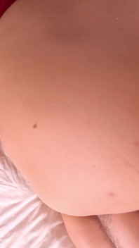 Pieprzył mnie w każdą dziurę i przykrył mojego rozciągniętego dupka spermą