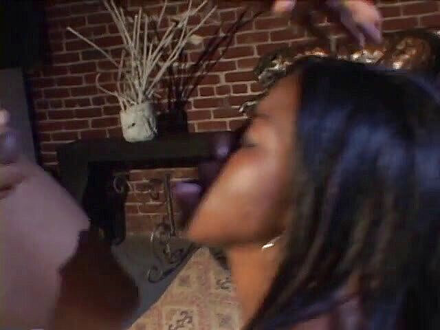 Hot and Wet: Petite svart tik får sina hål sträckta av enorm kuk