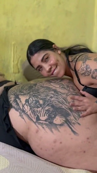 O femeie grasă trans are parte de un masaj și ajunge să facă sex cu un cuplu obraznic.