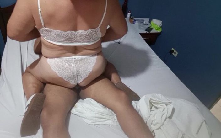 Milfta boohot: Büyük iri güzel orta yaşlı seksi kadın yarağıma binmemi istiyor