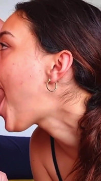 Oral adânc în gât