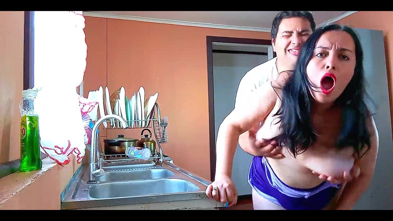 BBW Kelly Mom: knullar min styvmamma i köket topless och stönar högt