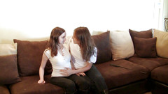 Naughty Girls: Lesbické kamarádky šukají na gauči