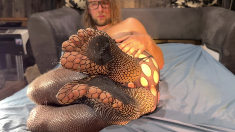 Fem Bi: Ik neuk als een slet, voeten in panty, nodig me...